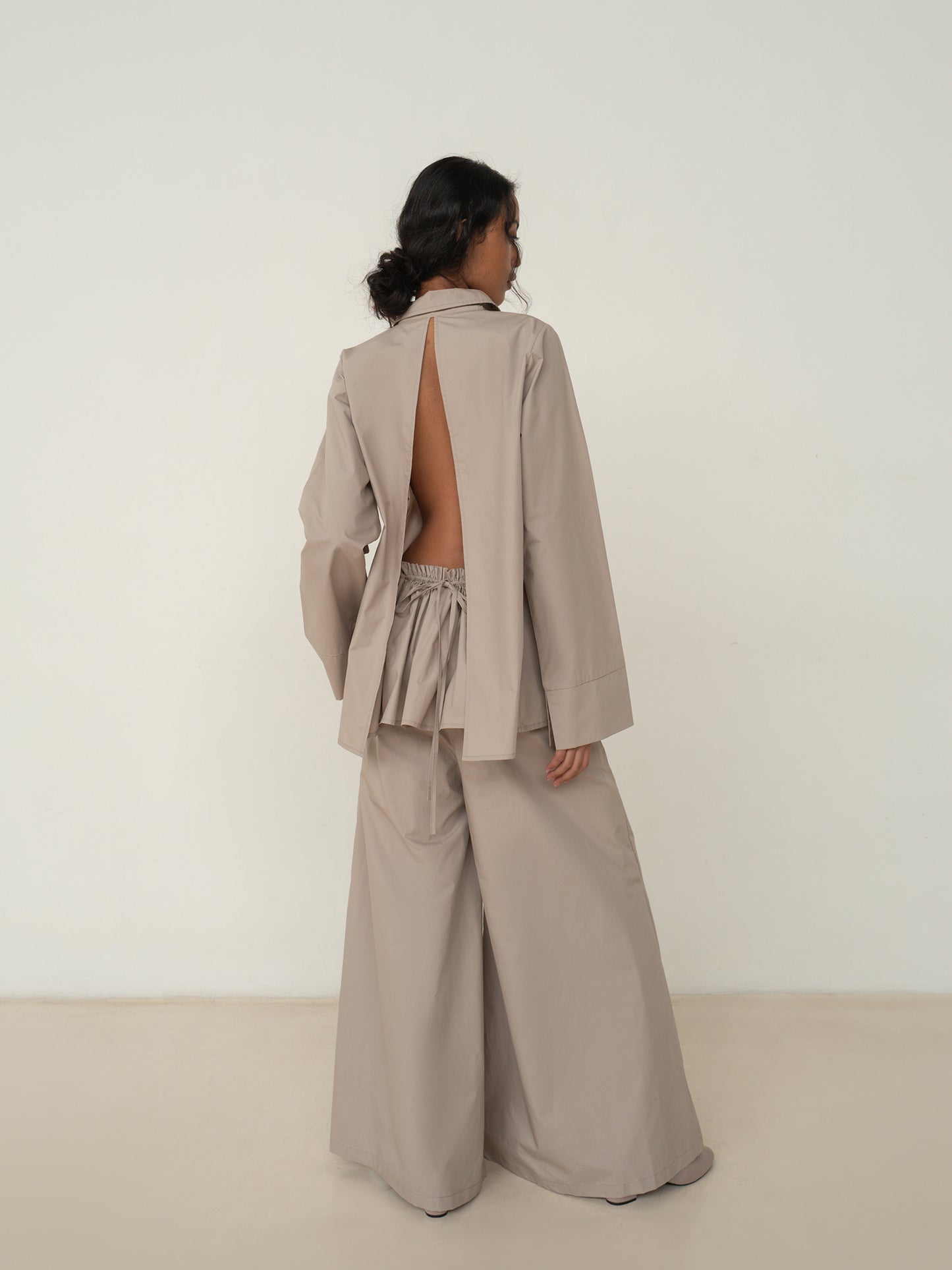 SAYA - SAYA X ANAZ - SARA - OVERSIZED BACKLESS SHIRT